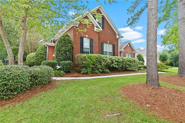 view of front facade with a front lawn