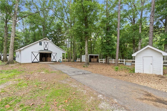 view of yard featuring an outdoor structure