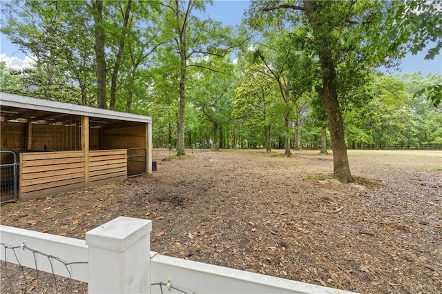 view of yard featuring an outbuilding