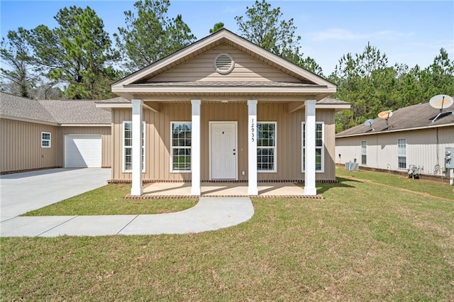 view of front of property featuring covered porch and a front lawn