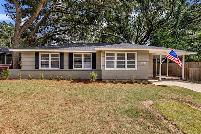 single story home with a front yard