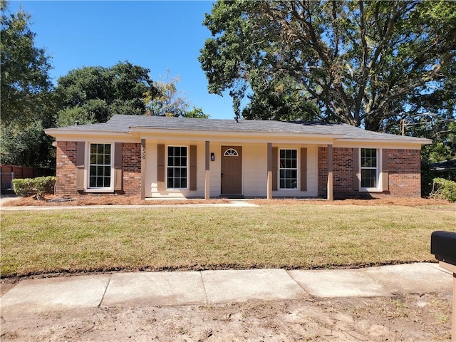 ranch-style house featuring a front yard