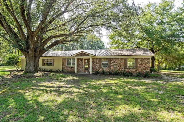 ranch-style house featuring a front lawn