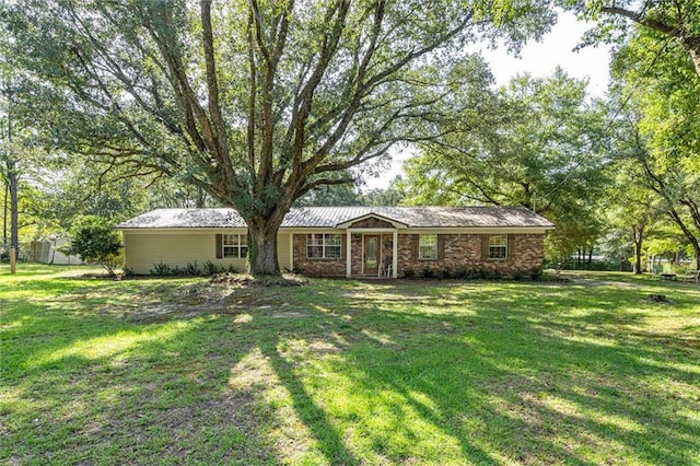 ranch-style house featuring a front yard