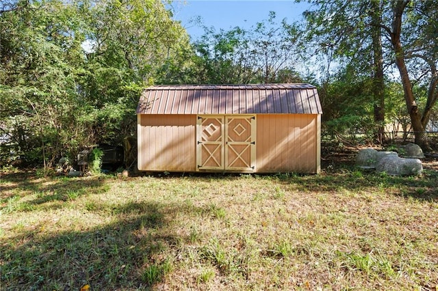 view of outdoor structure featuring a yard