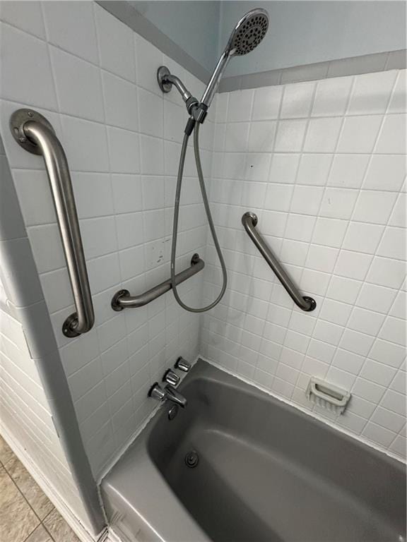 bathroom featuring tiled shower / bath combo