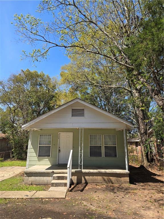 724 Half Ave, Mobile, AL 36610 - bungalow-style house with a porch