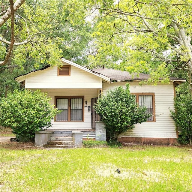 view of front facade with covered porch and a front yard