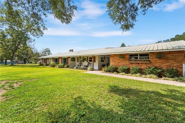 view of front of property featuring a front yard