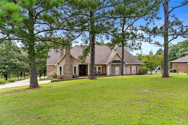 view of front facade with a front lawn