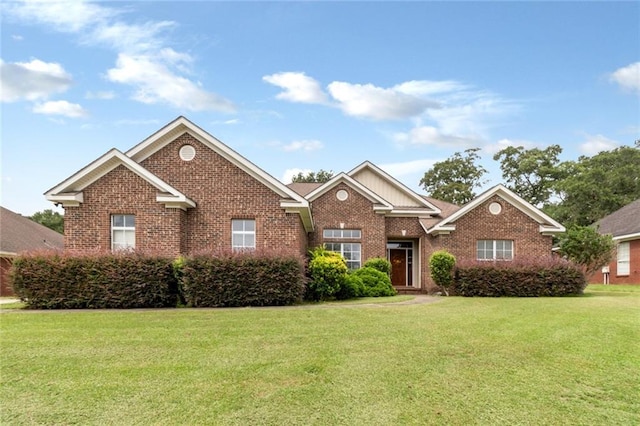 view of front of property featuring a front yard