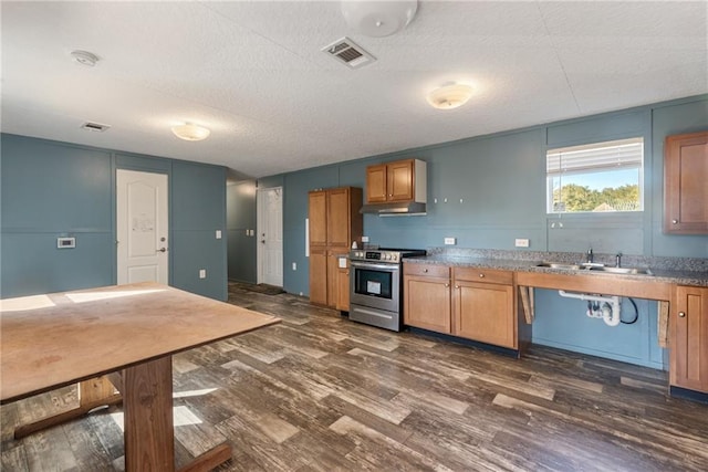 kitchen with dark hardwood / wood-style floors, sink, stainless steel range with electric cooktop, and a textured ceiling