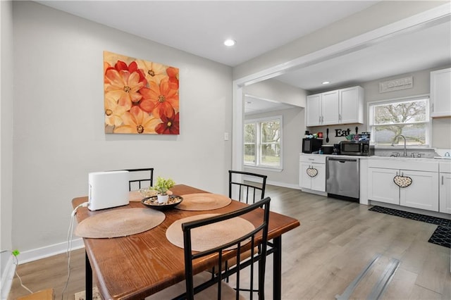 dining space featuring light wood-style floors, recessed lighting, and baseboards