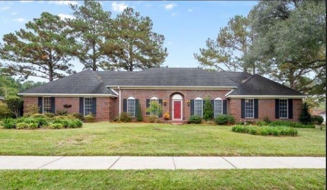 single story home featuring a front lawn