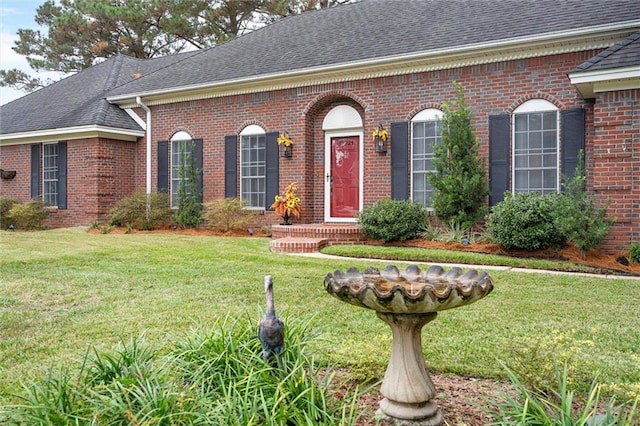 view of front of property featuring a front lawn