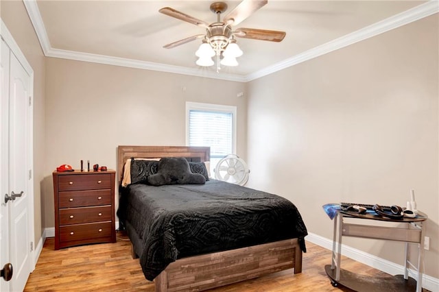 bedroom with light wood-type flooring, ceiling fan, and a closet