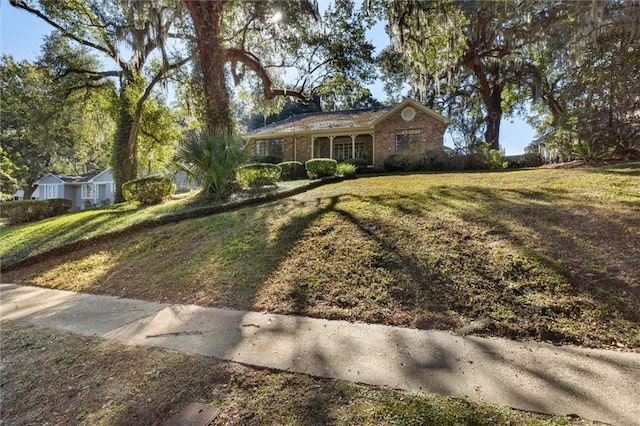 view of front of house featuring a front lawn