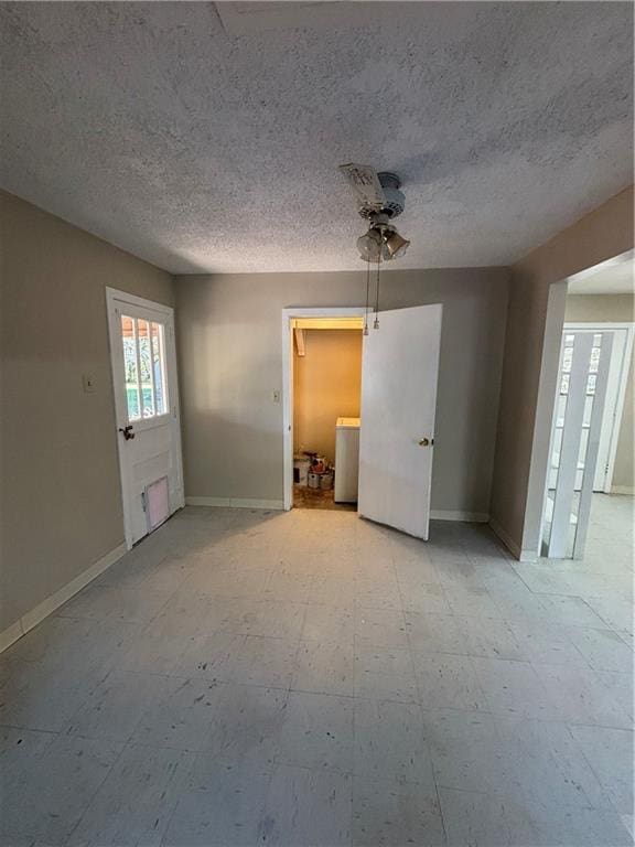 spare room with washer / clothes dryer and ceiling fan