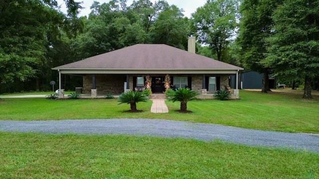 view of front facade featuring a front lawn and a porch