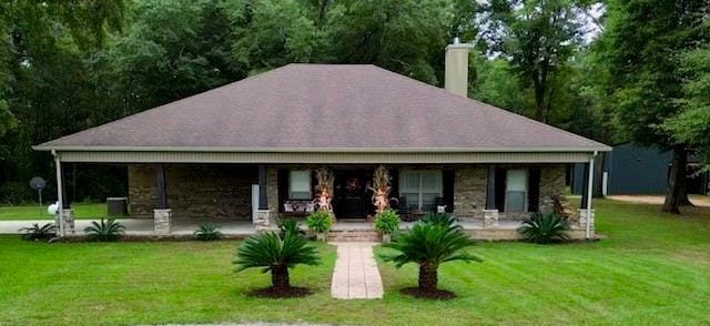 view of front of property featuring a front yard and a porch