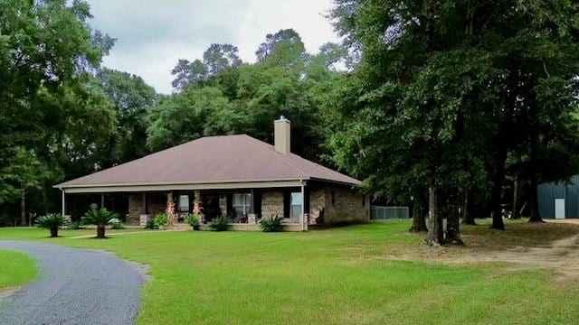 view of front facade featuring a front yard