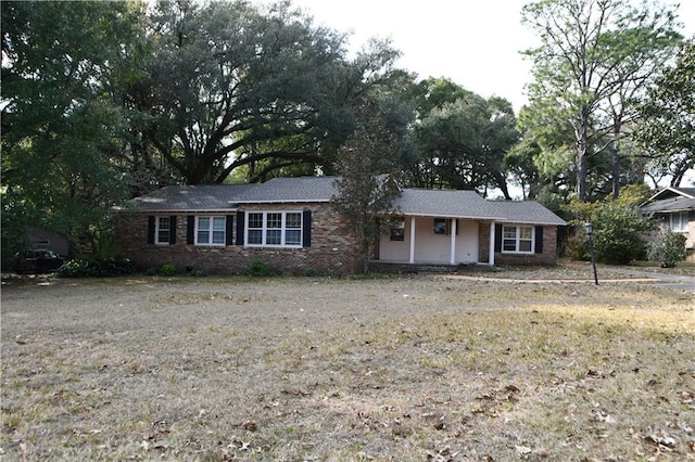 ranch-style house featuring a front yard