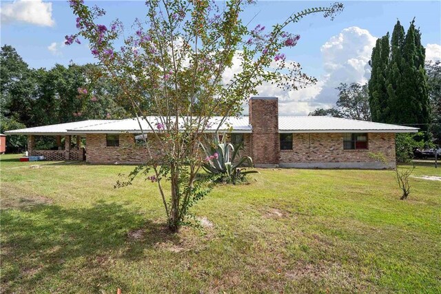 view of front of property with a front yard