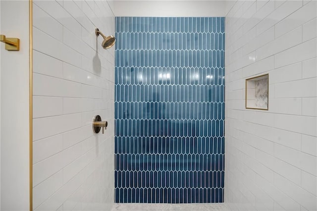 bathroom featuring a tile shower