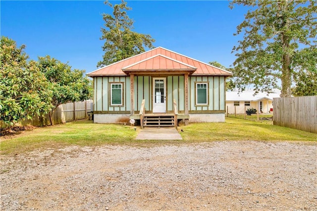 view of front of house with a front lawn