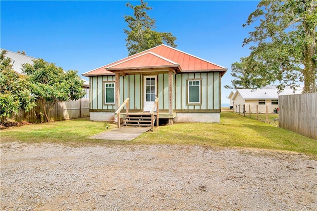 view of front of property with a front yard