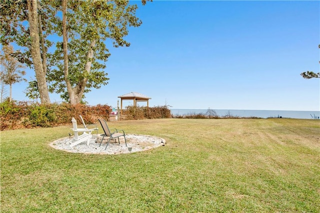 view of yard featuring a water view