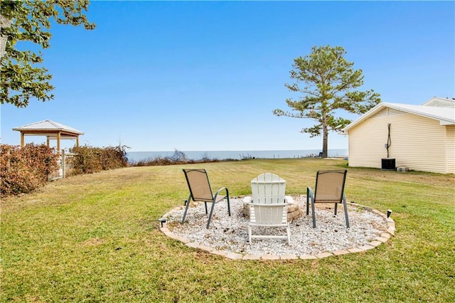 view of yard featuring a fire pit