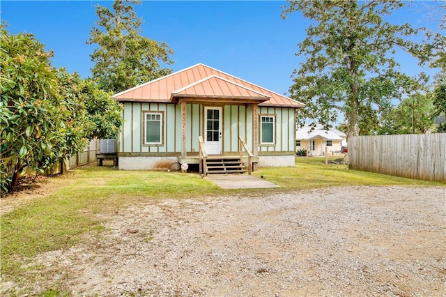 view of front of house with a front yard