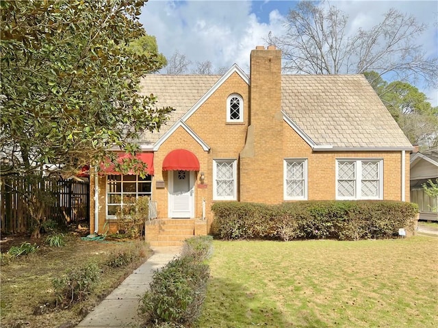 view of front of home featuring a front yard