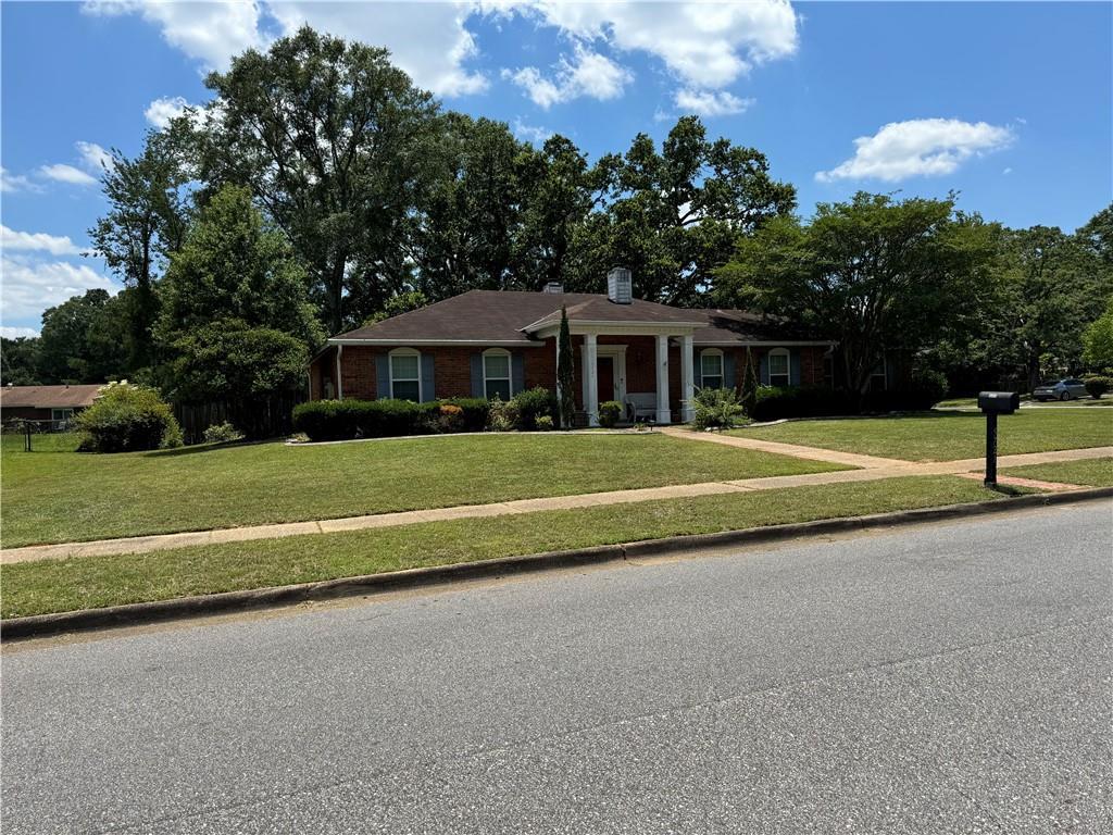 single story home featuring a front yard