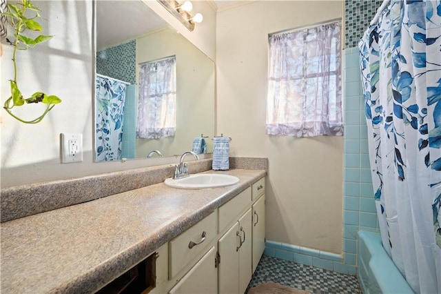 full bathroom with a healthy amount of sunlight, crown molding, vanity, and shower / bath combo with shower curtain