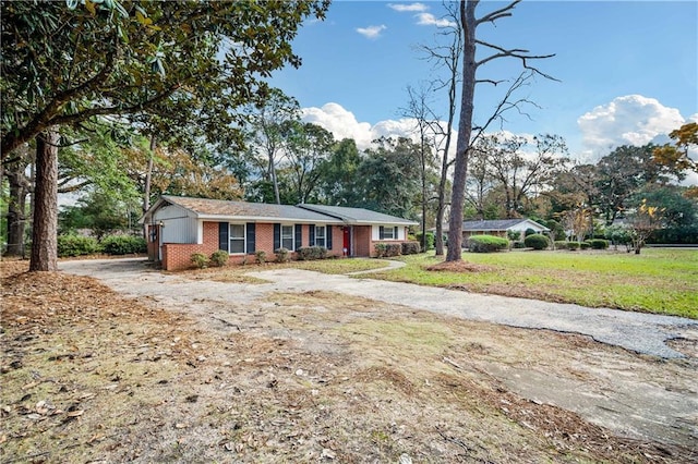 single story home featuring a front yard