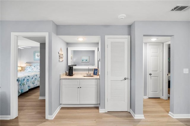 400 Plantation Rd Unit 4206, Gulf Shores, AL 36542 - bar area with a sink, light wood-type flooring, and baseboards
