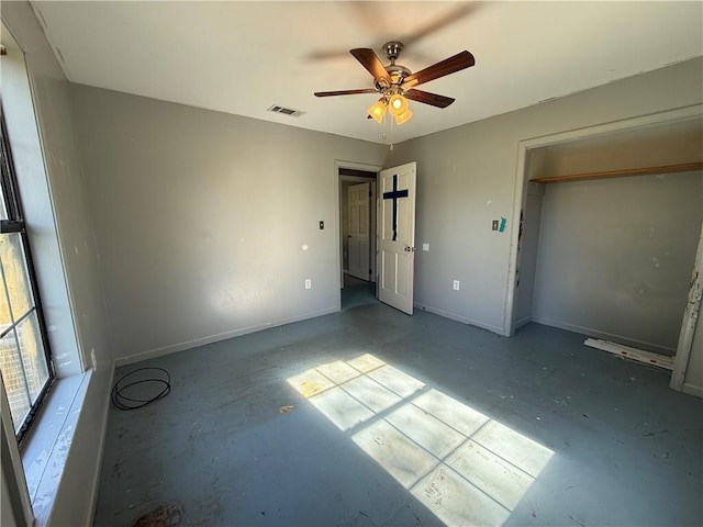 unfurnished bedroom with ceiling fan and a closet