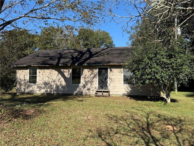 view of front of home featuring a front yard