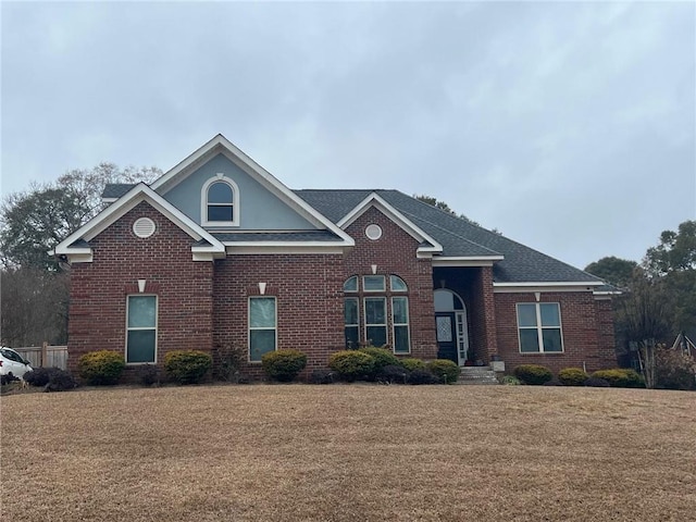 view of front property featuring a front lawn