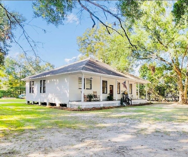 view of front of house featuring a front lawn and a porch