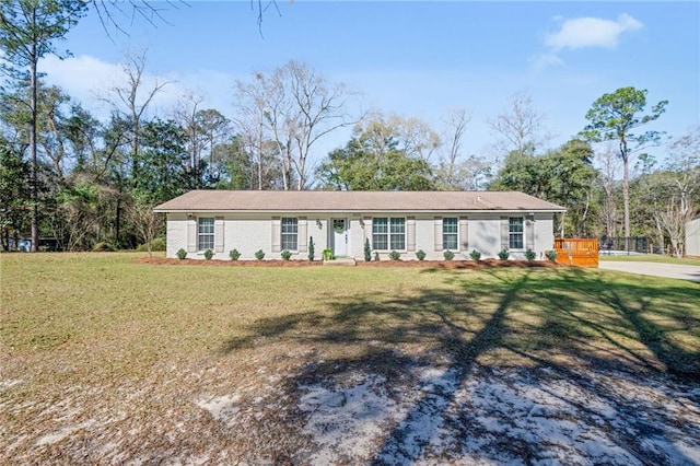 ranch-style house featuring a front yard