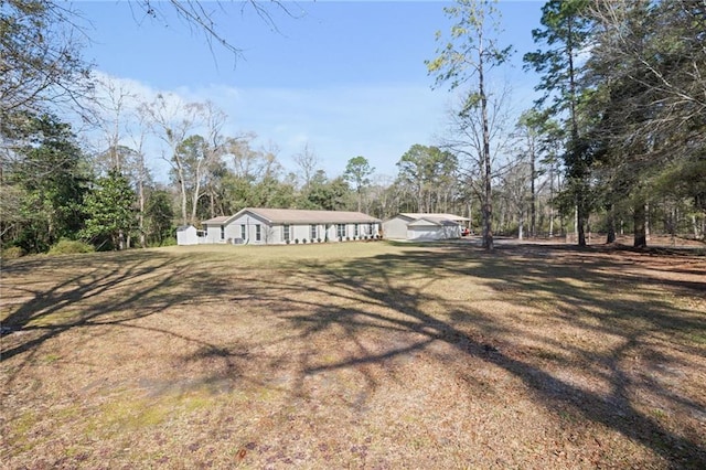 view of front of house featuring a front lawn