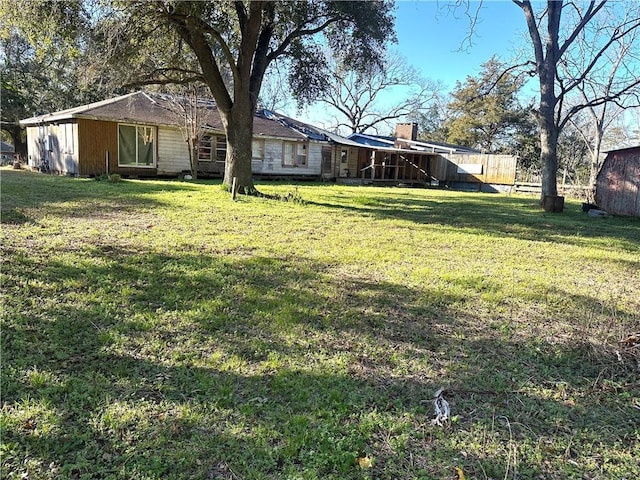 view of yard with an outdoor structure