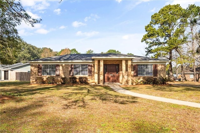 ranch-style home featuring a front lawn