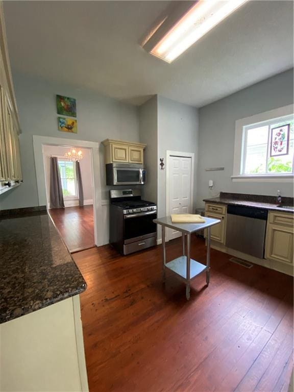 112 Kilmarnock St, Mobile, AL 36604 - kitchen with stainless steel appliances, cream cabinetry, dark wood-style flooring, and plenty of natural light