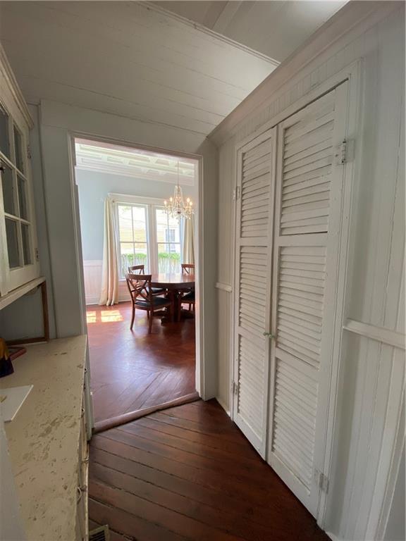 112 Kilmarnock St, Mobile, AL 36604 - corridor featuring a chandelier and dark wood-style floors