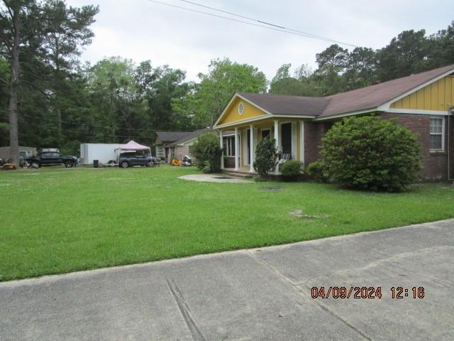 view of front of home with a front yard