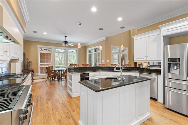 2605 Charleston Oaks Dr W, Mobile, AL 36695 - kitchen with appliances with stainless steel finishes, a peninsula, light wood-style floors, ornamental molding, and a ceiling fan